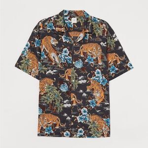 NWT H&M Men's Tiger Patterned Resort Button Down Shirt Size Small